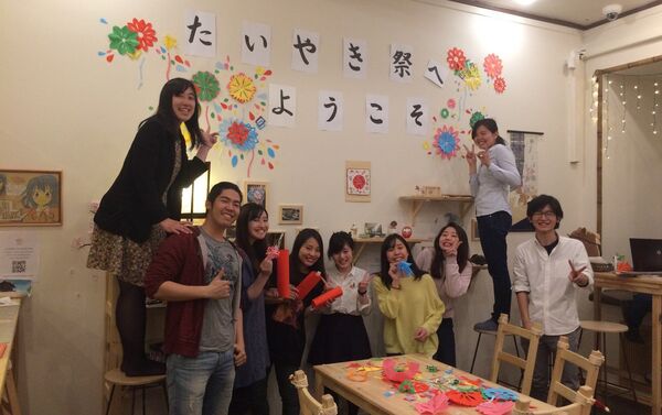 店の飾り付けをする日本人留学生たち - Sputnik 日本