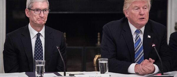 トランプ大統領との会談に出席したティム・クック氏の表情がSNSで話題に トランプ大統領との会談に出席したティム・クック氏の表情がSNSで話題に - Sputnik 日本