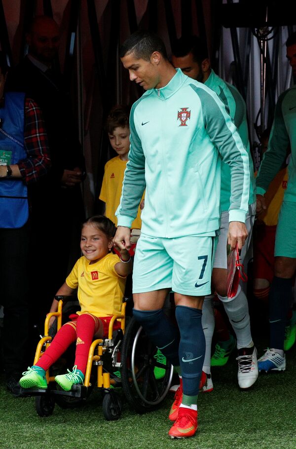 ロシアの障害者の少女が憧れのロナウドと 全世界と喜びをシェア ロシアの障害者の少女が憧れのロナウドと 全世界と喜びをシェア - Sputnik 日本