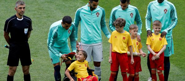 ロシアの障害者の少女が憧れのロナウドと 全世界と喜びをシェア【写真・動画】 ロシアの障害者の少女が憧れのロナウドと 全世界と喜びをシェア【写真・動画】 - Sputnik 日本