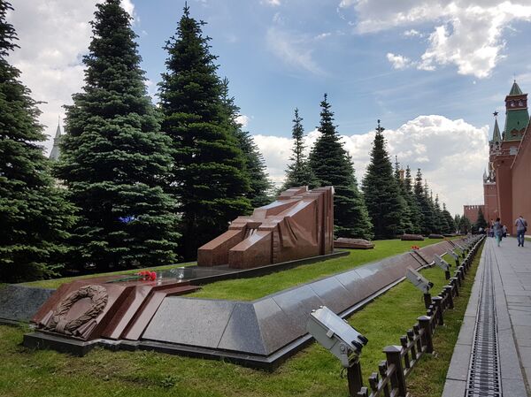 クレムリンの壁のそばに2つある、75メートルの「兄弟の墓」のうちのひとつ。1917年に社会主義革命の戦士らが埋葬された。 - Sputnik 日本