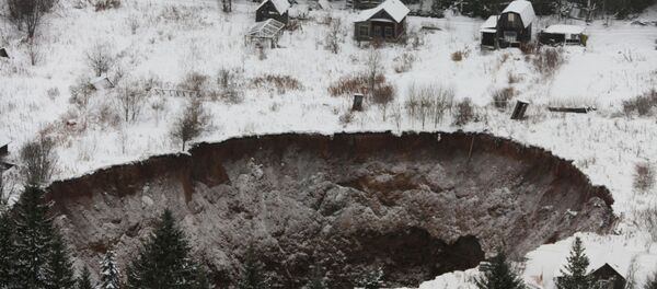 ロシアに巨大な漏斗状の穴が出現 - Sputnik 日本