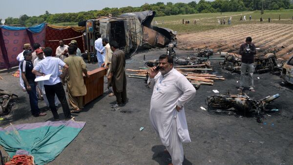 パキスタン　タンク車の爆発で１５０人が死亡【写真・動画】 - Sputnik 日本
