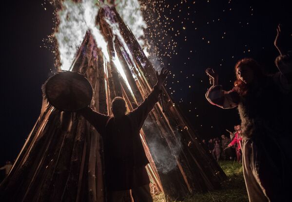 スラブ伝統の祭「イワン・クパーラ」　モスクワ州で - Sputnik 日本