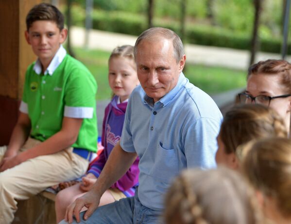 ロシアのプーチン大統領。国際児童センター「アルテク」にて。 - Sputnik 日本