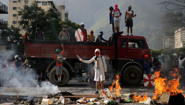 Протестующие перекрыли дорогу во время демонстрации против власти Мадуро в Каракасе, Венесуэла - Sputnik 日本