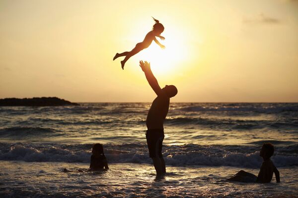 ビーチで娘と遊ぶ父親。イスラエルにて。 - Sputnik 日本