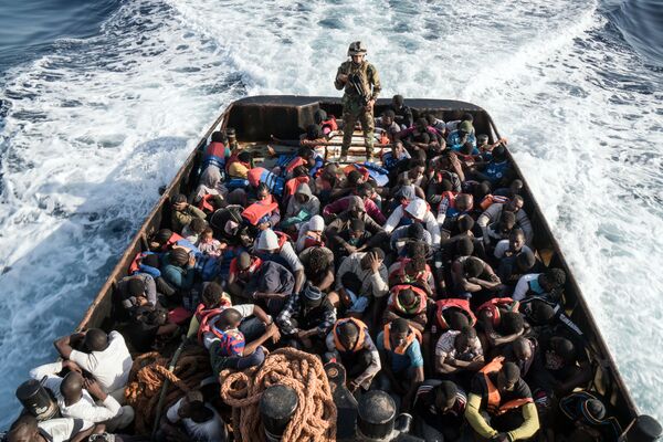 不法移民が乗った船の救助活動。 - Sputnik 日本