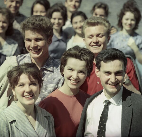 学生グループ。1960年代 - Sputnik 日本