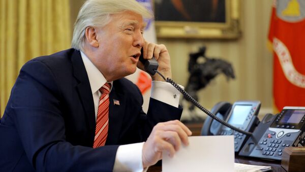 U.S. President Donald Trump congratulates Prime Minister Leo Varadkar of Ireland, during a phone call at the Oval Office of the White House in Washington, U.S., June 27, 2017 - Sputnik 日本