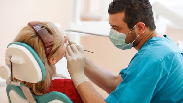 口腔科医「歯みがきを怠ると、髪や爪の健康を損なう」 - Sputnik 日本