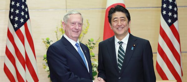 U.S. Defense Secretary Jim Mattis (L) and Japanese Prime Minister Shinzo Abe (R) shake hands at the prime minister's office in Tokyo, Japan U.S. Defense Secretary Jim Mattis (L) and Japanese Prime Minister Shinzo Abe (R) shake hands at the prime minister's office in Tokyo, Japan - Sputnik 日本