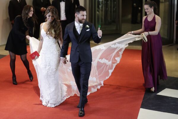 リオネル・メッシと花嫁アントネラ・ロクソ　アルゼンチン・ロサリオ市で開いた結婚式で - Sputnik 日本