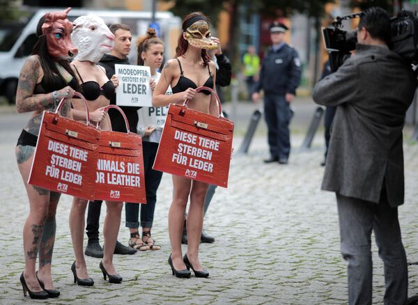 ファッションでの皮革使用反対デモに参加する女性たち　独ベルリン - Sputnik 日本
