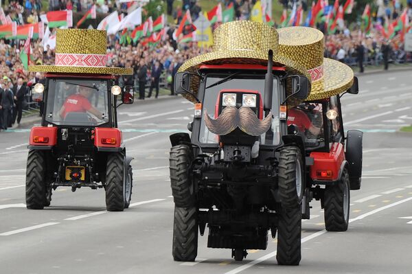 ベラルーシのトラクター、独立記念パレードに参加 - Sputnik 日本