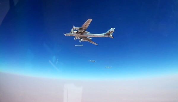 戦略爆撃機「TU-95MS」による、シリアに位置するダーイシュ(イスラム国、IS)施設への最新鋭巡航ミサイル「Kh-101」発射 - Sputnik 日本