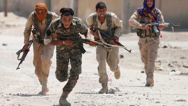 Курдские бойцы из Отряда народной самообороны бегут по городу Ракка, Сирия - Sputnik 日本