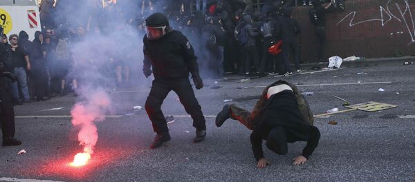 G20目前のハンブルグ 抗議市民との衝突で警官111人が負傷 G20目前のハンブルグ 抗議市民との衝突で警官111人が負傷 - Sputnik 日本