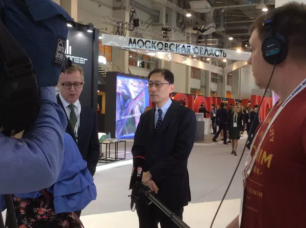 ロシアのテレビ局の取材を受ける亀井社長 ロシアのテレビ局の取材を受ける亀井社長 - Sputnik 日本