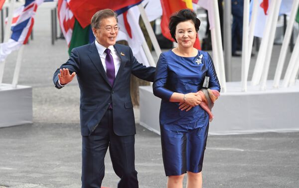 韓国の文在寅大統領とその妻、金正淑キム・ジョンスク夫人 - Sputnik 日本