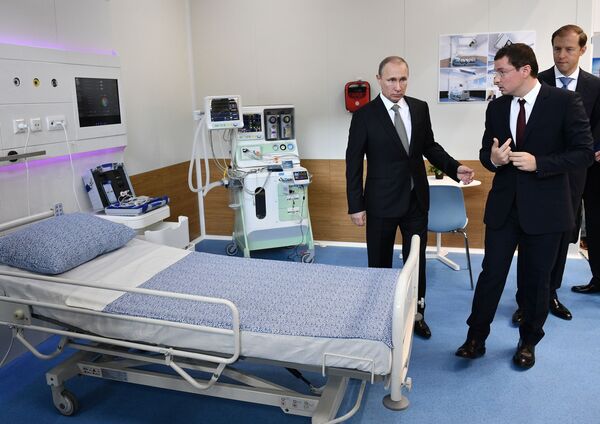プーチン大統領は現在、エカチェリンブルグで開催中の外国の最新技術を紹介する展示会「イノプロム」を訪れ、日本のハイテクを視察している。 プーチン大統領は現在、エカチェリンブルグで開催中の外国の最新技術を紹介する展示会「イノプロム」を訪れ、日本のハイテクを視察している。 - Sputnik 日本