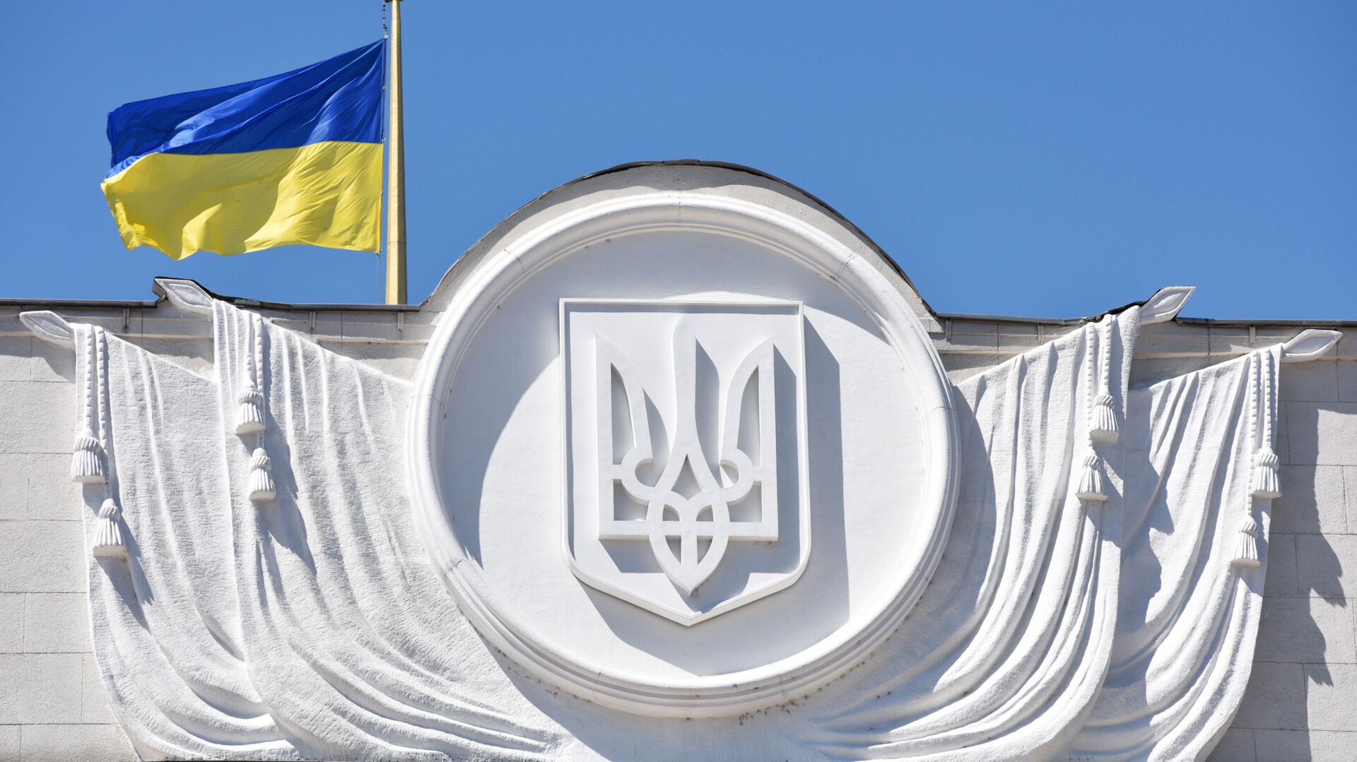 Флаг Украины на здании Верховной рады в Киеве - Sputnik 日本, 1920, 16.01.2022