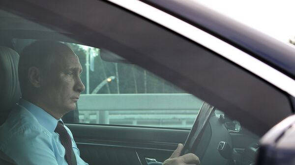 Президент РФ Владимир Путин за рулем автомобиля. Архивное фото - Sputnik 日本