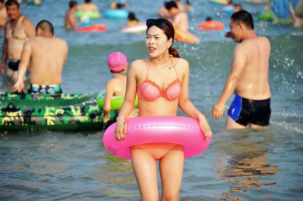 中国青島のビーチで休む女性 - Sputnik 日本