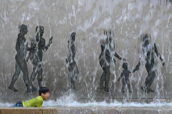東京の噴水で泳ぐ子ども - Sputnik 日本