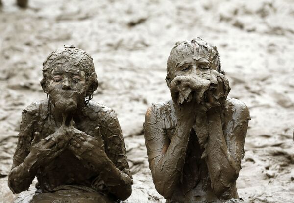 毎年恒例の「泥の日」で遊ぶ子供たち　米 - Sputnik 日本