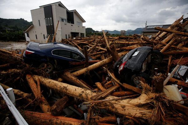 福岡・朝倉を襲った台風の被害を受けた車と木の残骸 - Sputnik 日本