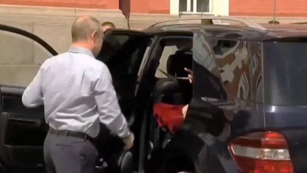 プーチン大統領の車の「赤いバッグ」の謎　聖職者が明かす - Sputnik 日本