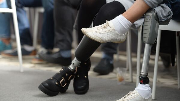 両足をなくしたモデルが義足をつけてファッションショーに【写真】 - Sputnik 日本