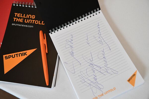 ニコライ・ツィスカリーゼのサイン付きノート - Sputnik 日本