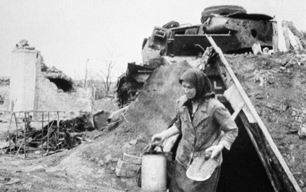 スターリングラードの路上にいる住民女性　大祖国戦争時に - Sputnik 日本
