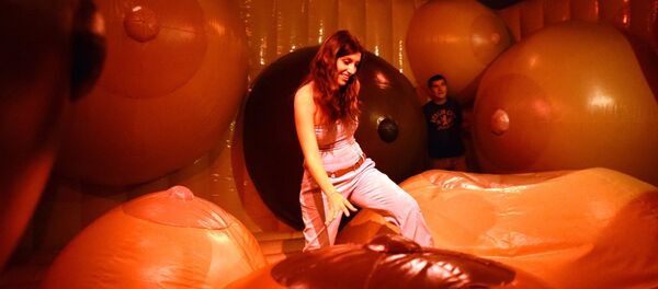 巨乳に飛び込んだラルフ・ローレンのトップマネージャー、歯と鼻を折る重傷 巨乳に飛び込んだラルフ・ローレンのトップマネージャー、歯と鼻を折る重傷 - Sputnik 日本