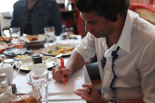 ノートにサインするニコライ・ツィスカリーゼ - Sputnik 日本