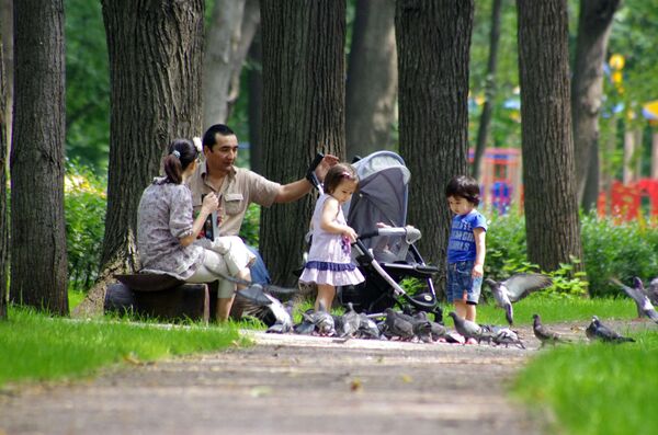 公園を散歩している家族 公園を散歩している家族 - Sputnik 日本