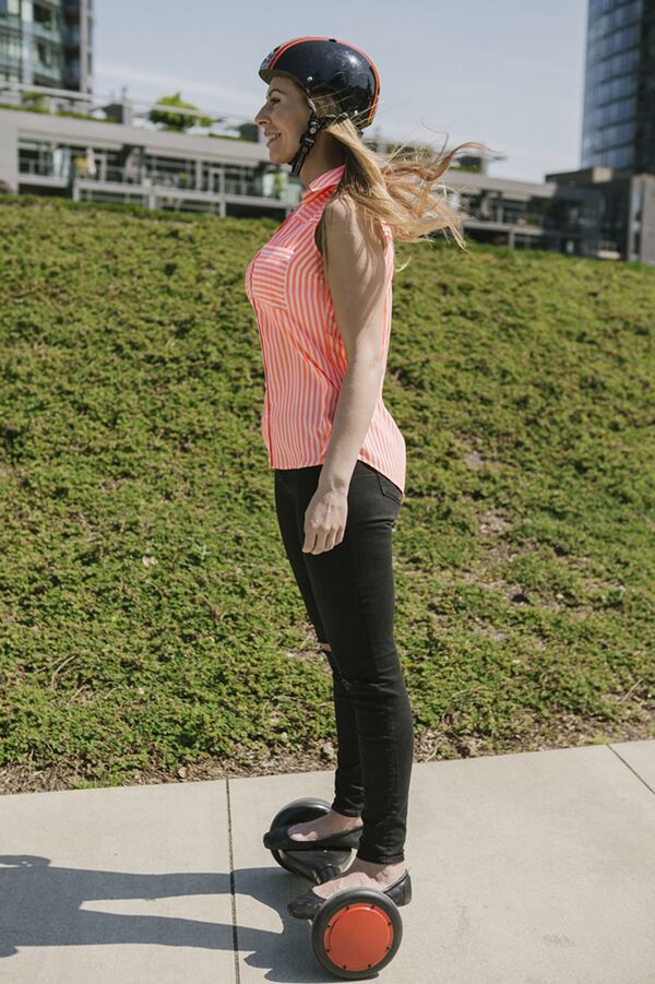 セルフバランススクーターに乗っている女性 セルフバランススクーターに乗っている女性 - Sputnik 日本