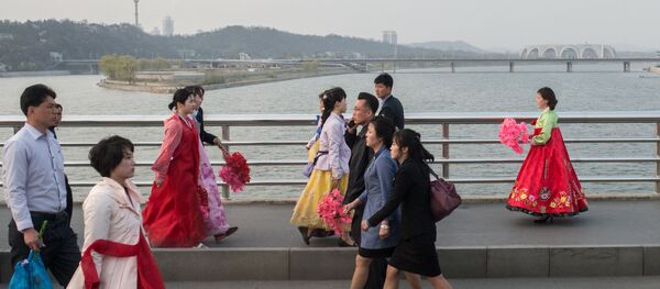 Жители города на улице Пхеньяна Жители города на улице Пхеньяна - Sputnik 日本