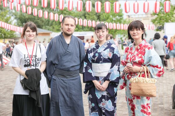 右からJ-FESTのプロデューサー・加瀬由希子さん、日本舞踊の専門家・飛鳥舞央さん、J-FEST のスタッフたち - Sputnik 日本