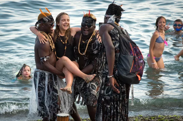クリミアのスダク ビーチで外国人と写真をとる女性 クリミアのスダク ビーチで外国人と写真をとる女性 - Sputnik 日本