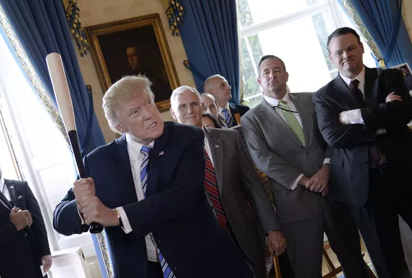 野球のバットを持つトランプ米大統領、ホワイトハウスで 野球のバットを持つトランプ米大統領、ホワイトハウスで - Sputnik 日本