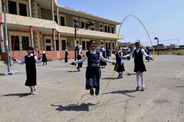 イラク、モスルの学校の校庭で女児らが遊ぶ - Sputnik 日本