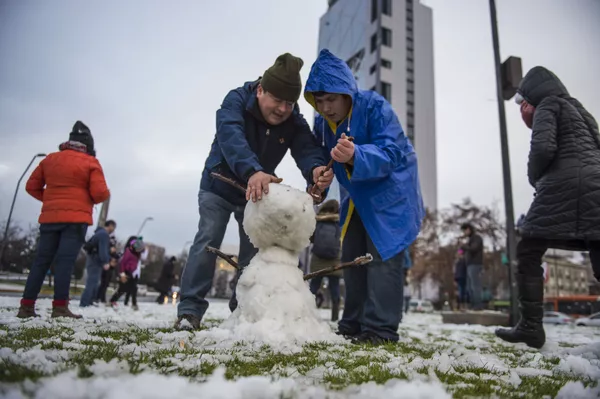 サンチャゴ、7月に雪だるま作り サンチャゴ、7月に雪だるま作り - Sputnik 日本