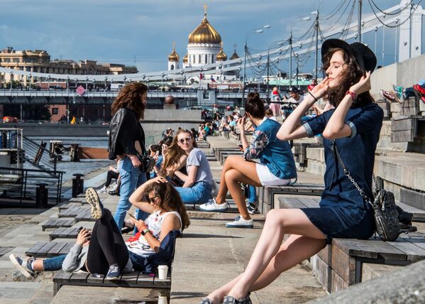 モスクワ川岸で憩う女性たち、バックはゴーリキー公園 - Sputnik 日本