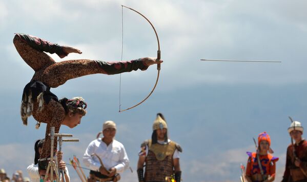 キルギス人の新体操の選手が足で弓をひく、イシク・クル湖の湖畔で「エトノ・フェスティバル」 - Sputnik 日本