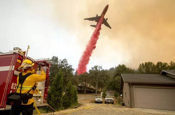米カリフォルニア、マリポサの火災、空からの消火活動 米カリフォルニア、マリポサの火災、空からの消火活動 - Sputnik 日本