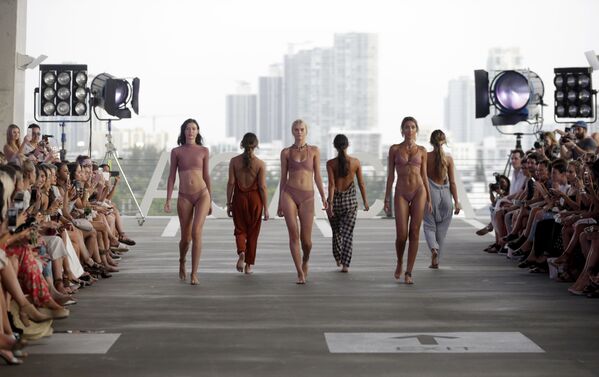 水着ファッションショー「マイアミ・スイム・ウィーク」に参加する女性たち - Sputnik 日本