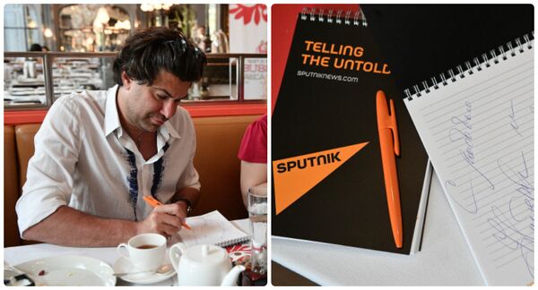 ノートにサインするニコライ・ツィスカリーゼ - Sputnik 日本